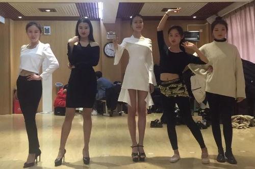 吃瓜的群众画面