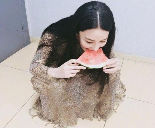 黄吃瓜裙裙,揭秘网络红人的时尚魅力与争议