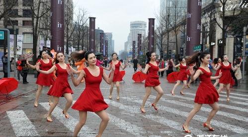 街头吃瓜女孩,揭秘都市生活百态