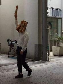 街头吃瓜女孩,揭秘都市生活百态  第3张