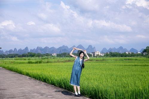 稻田吃瓜女孩壁纸,青春女孩的田园诗意  第2张