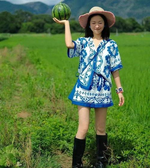 稻田吃瓜女孩壁纸,青春女孩的田园诗意  第3张